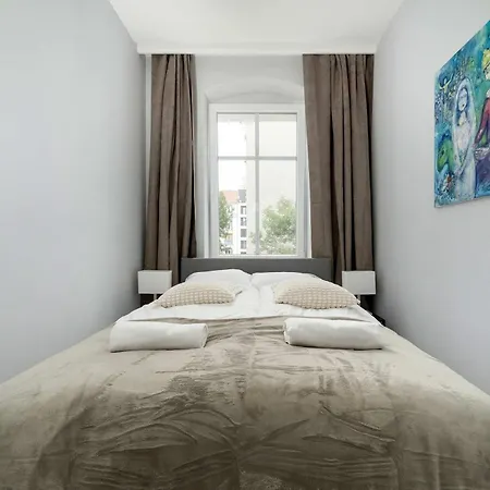 Stylish One Bedroom Perfectly Located By Renters