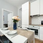 Stylish One Bedroom Perfectly Located By Renters *
