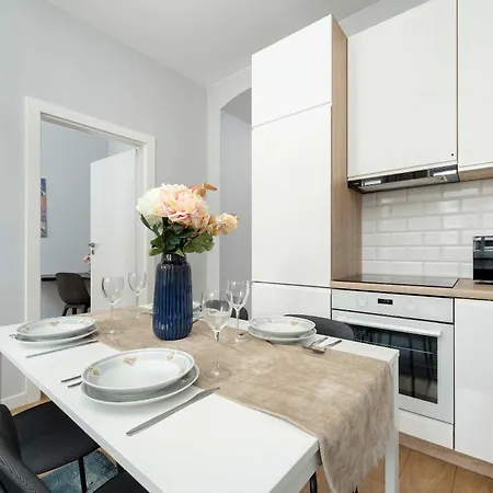 Stylish One Bedroom Perfectly Located By Renters *